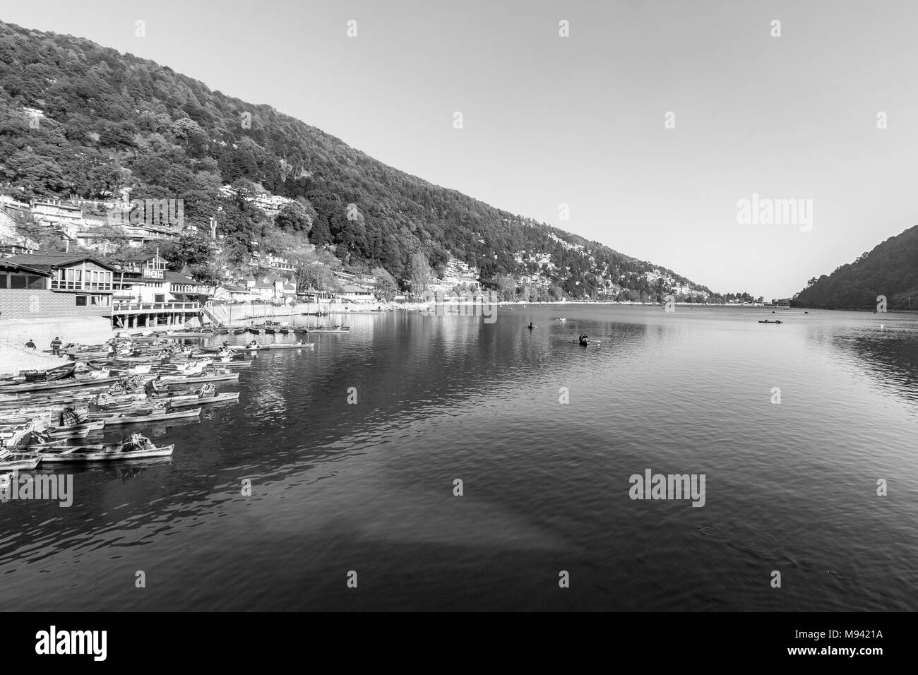 Uttarakhand, Indien - Naini See in der Stadt der Seen. Lebendige Natur der Nainital Berge in Uttarakhand, Indien. Blick auf den Naini See. Stockfoto