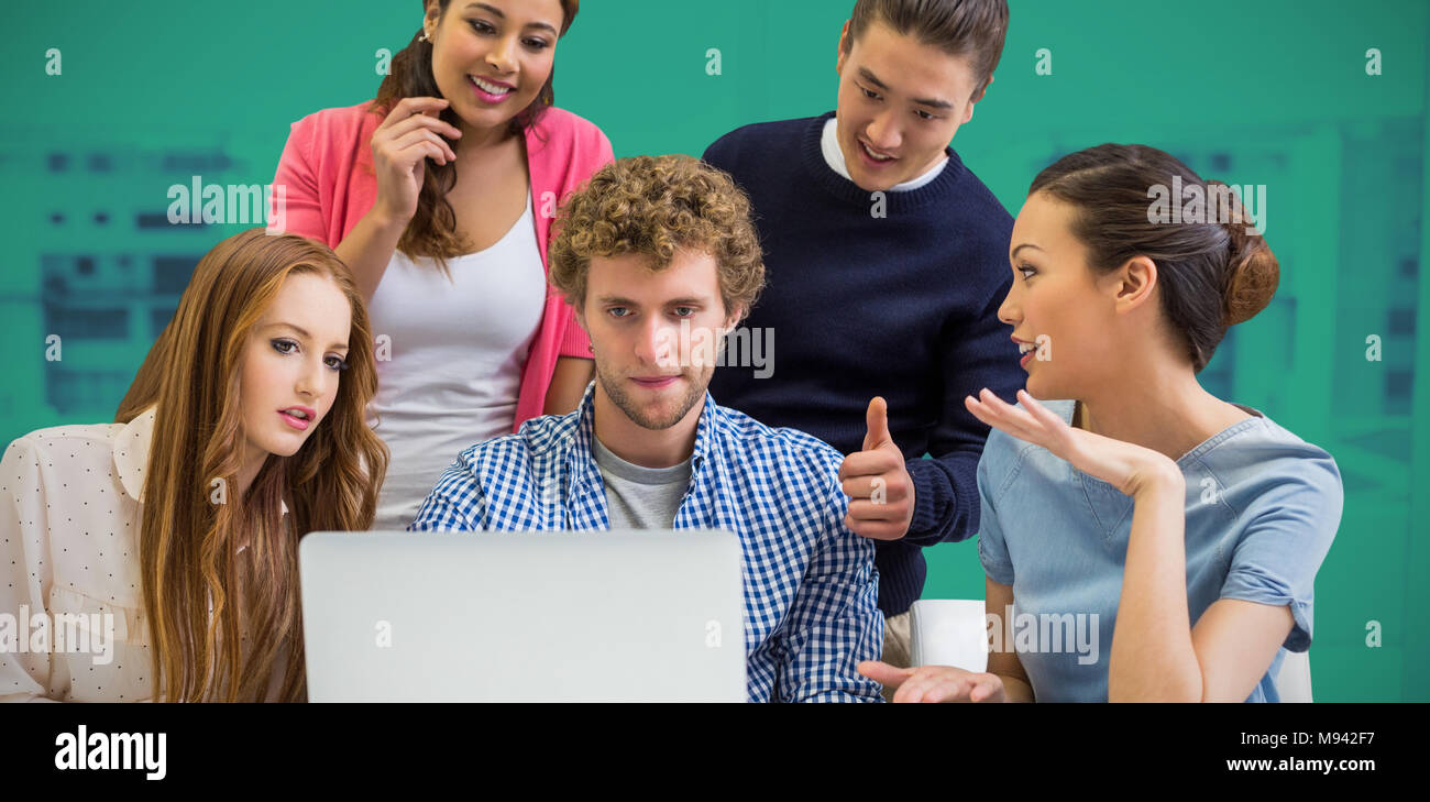 Das zusammengesetzte Bild von Führungskräften diskutieren über Laptop am Schreibtisch Stockfoto
