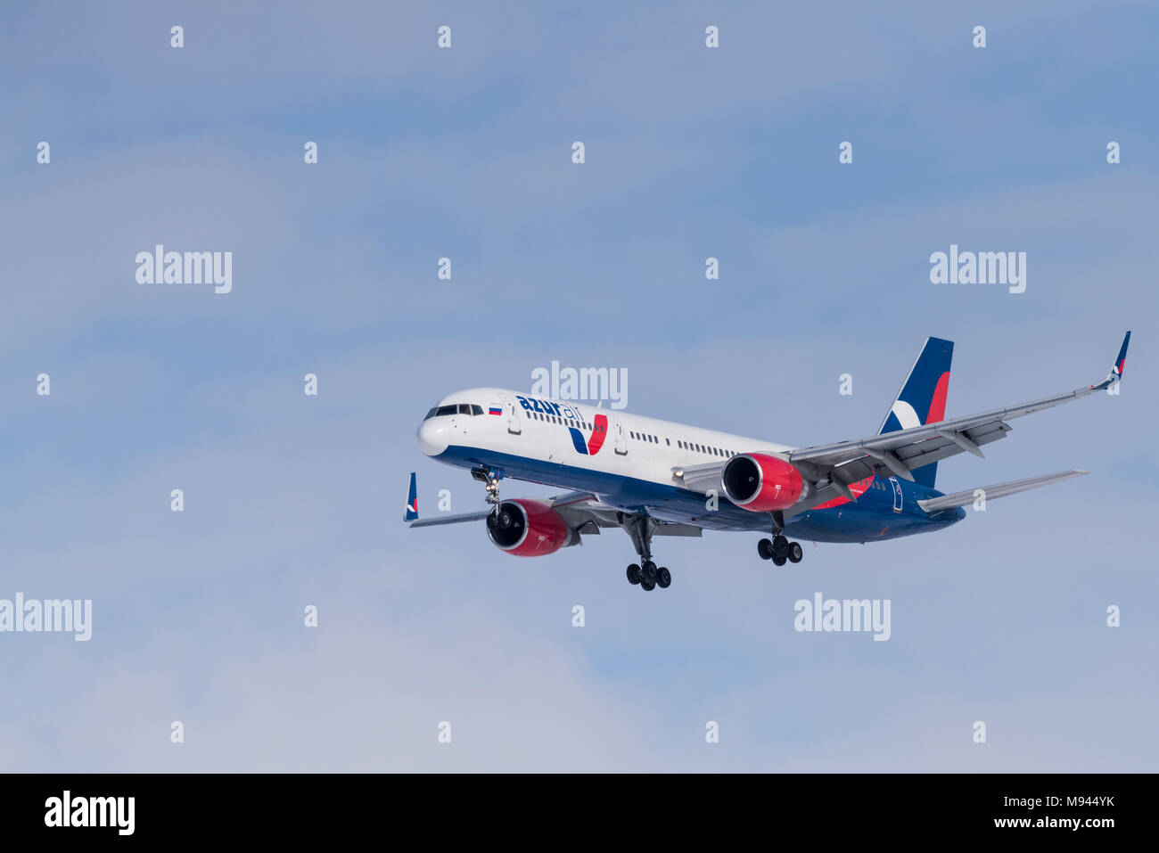 Nowosibirsk, Russland - 10. März 2018: Boeing 757-231 VP-BPB Azur Air Ansätze für die Landung auf dem internationalen Flughafen Tolmachevo. Stockfoto