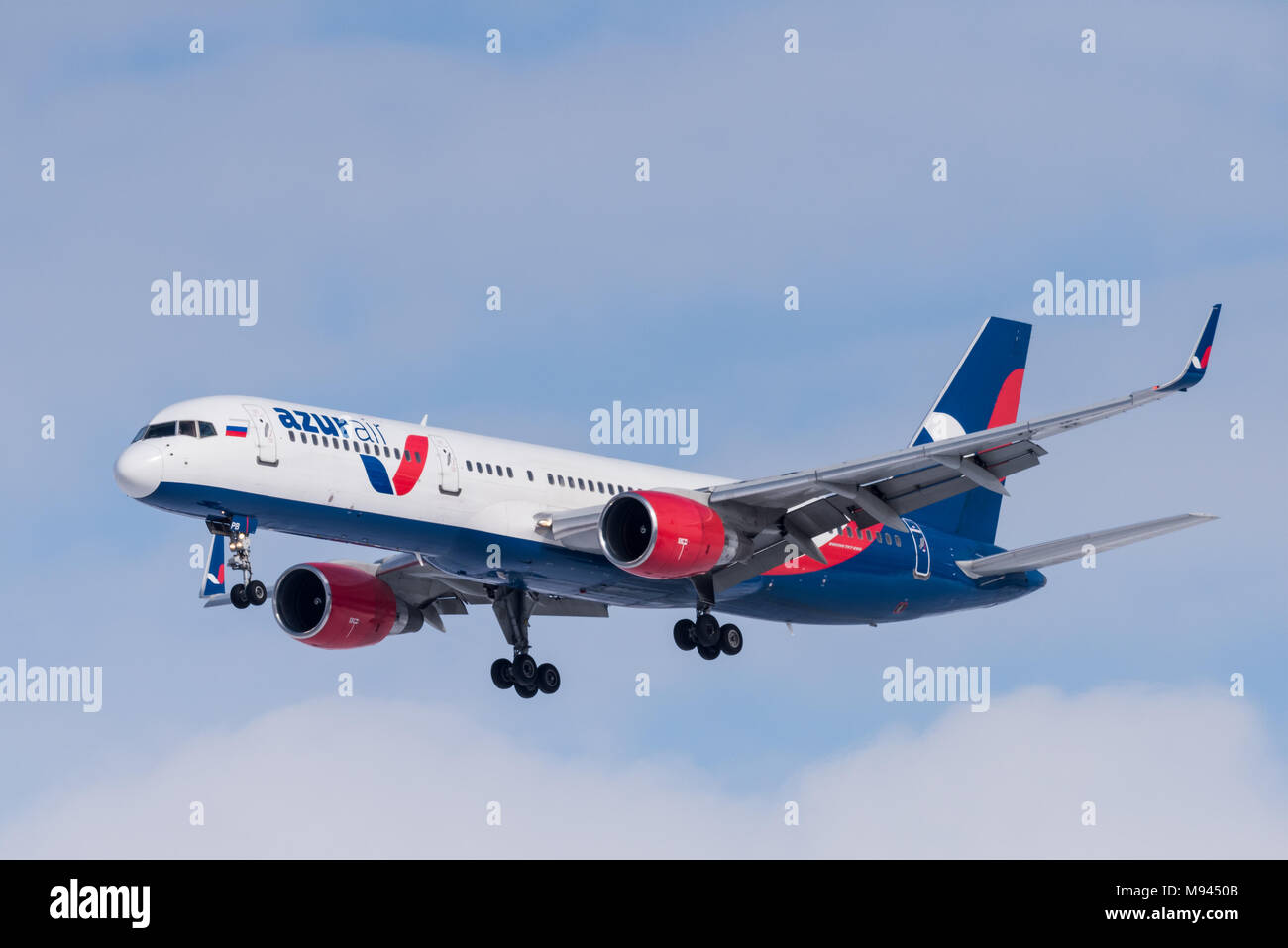 Nowosibirsk, Russland - 10. März 2018: Boeing 757-231 VP-BPB Azur Air Ansätze für die Landung auf dem internationalen Flughafen Tolmachevo. Stockfoto