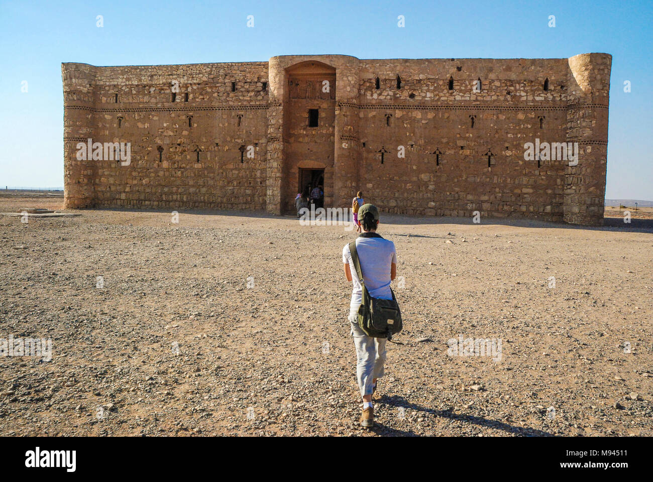 Qasr Kharana (Arabisch: قصر خرّانة‎), manchmal Qasr al Harrana, Qasr al Kharanah, Kharaneh oder Hraneh, ist einer der bekanntesten der Wüste Burgen im heutigen östlichen Jordanien, etwa 60 Kilometer (37 Meilen) östlich von Amman und relativ nahe an der Grenze zu Saudi-Arabien. Es wird geglaubt, dass irgendwann vor den frühen achten Jahrhundert ANZEIGE, auf der ein Graffito in einem der oberen Zimmer gebaut worden zu sein, trotz der sichtbaren Sassanidische Einflüsse. Eine Byzantinische oder Griechische Haus können auf der Website bestanden haben. Es ist eines der frühesten Beispiele islamischer Architektur in der Region. Sein Zweck bleibt Onkel Stockfoto