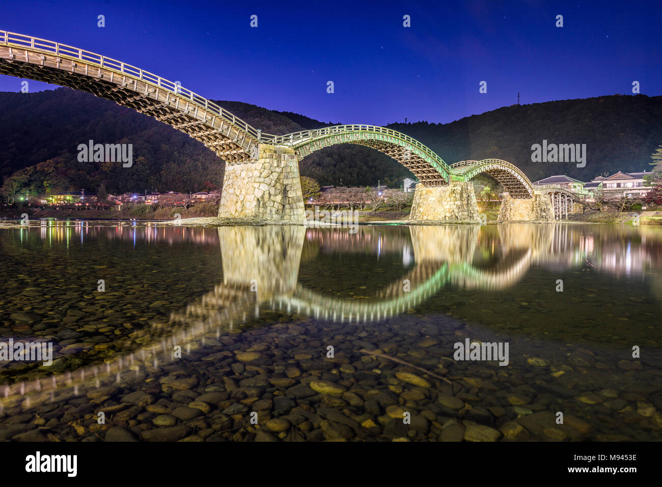 Iwakuni, Japan in der Kintaikyo Brücke Stockfoto