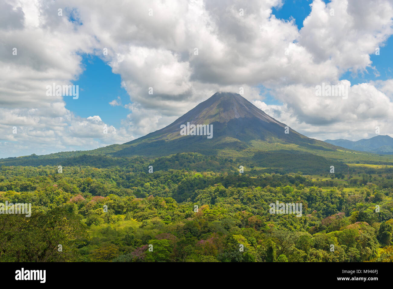 Landschaft der tropischen Regenwald und seine Vordach des aktiven Vulkans Arenal an einem Sommertag in der Nähe von La Fortuna, Costa Rica, Mittelamerika. Stockfoto