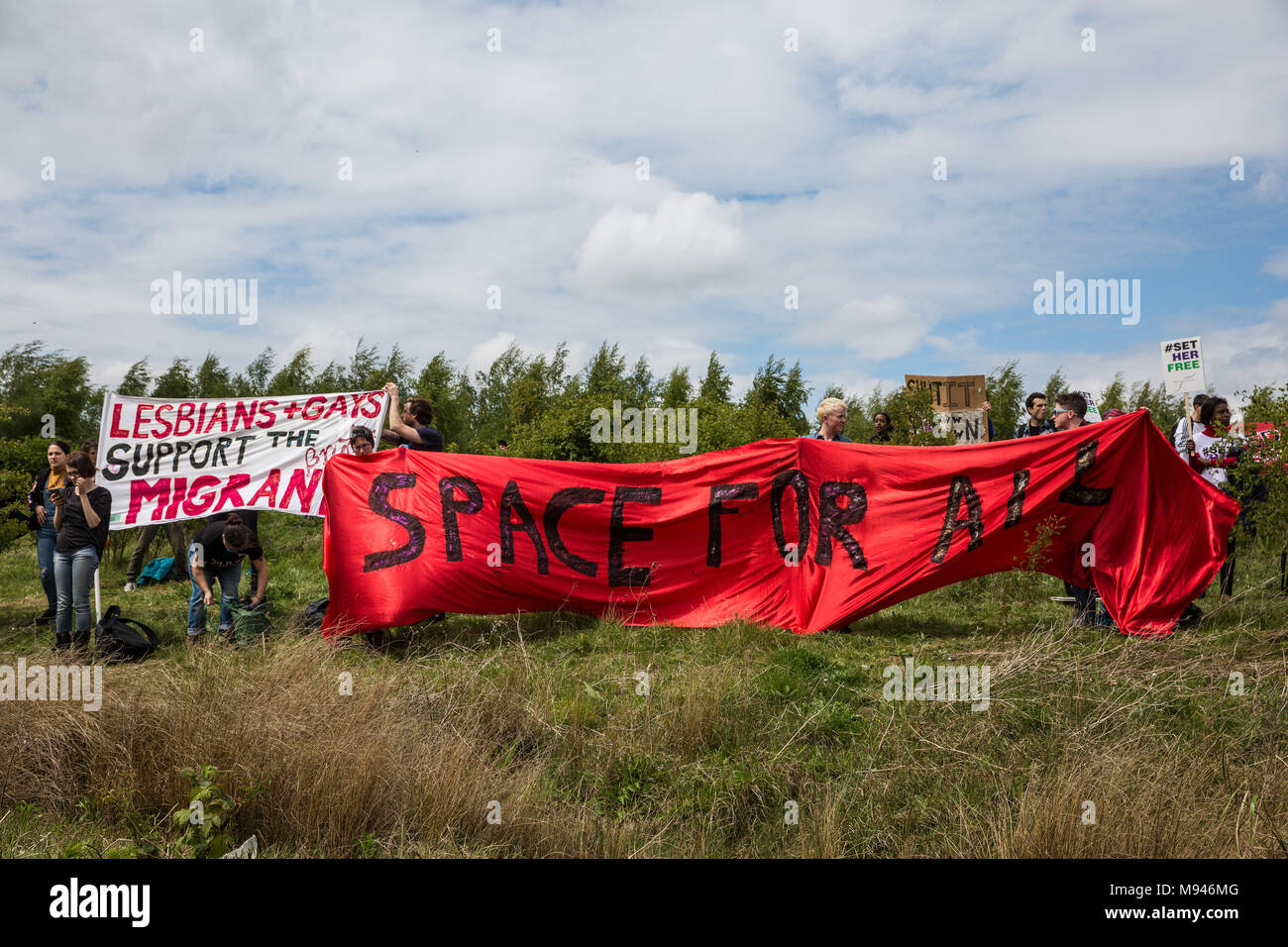 Milton Ernest, UK. 13 Mai, 2017. Aktivisten gegen Immigration Detention besuchen einen Protest außerhalb Yarl's Wood IRC organisiert durch Bewegung für Justic Stockfoto