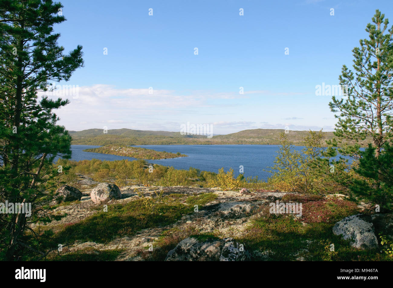 Landschaft zwischen den Hügeln der Halbinsel Kola. Stockfoto