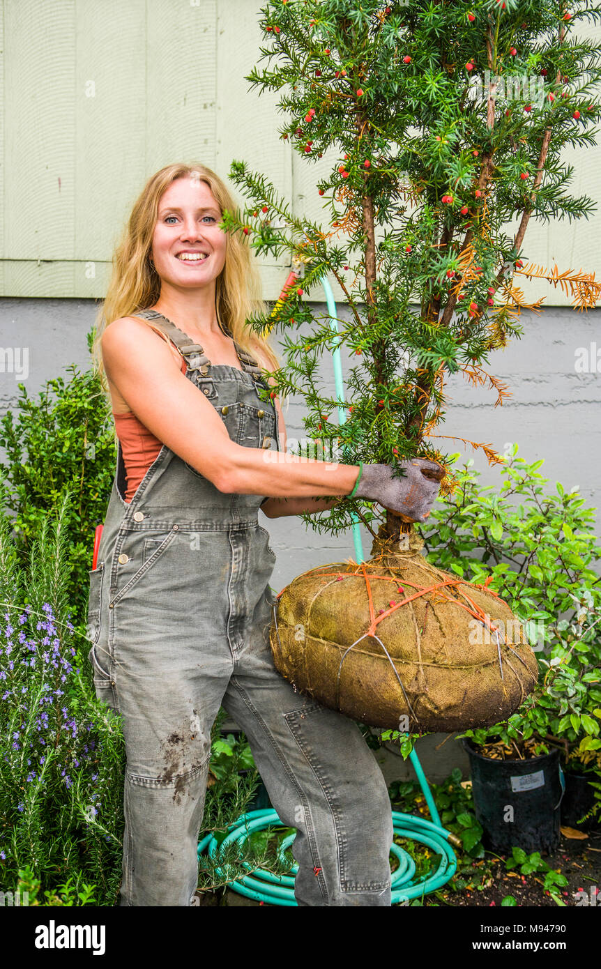 Portrait einer jungen Frau in einem Kindergarten/Landschaftspflege tätig. Stockfoto