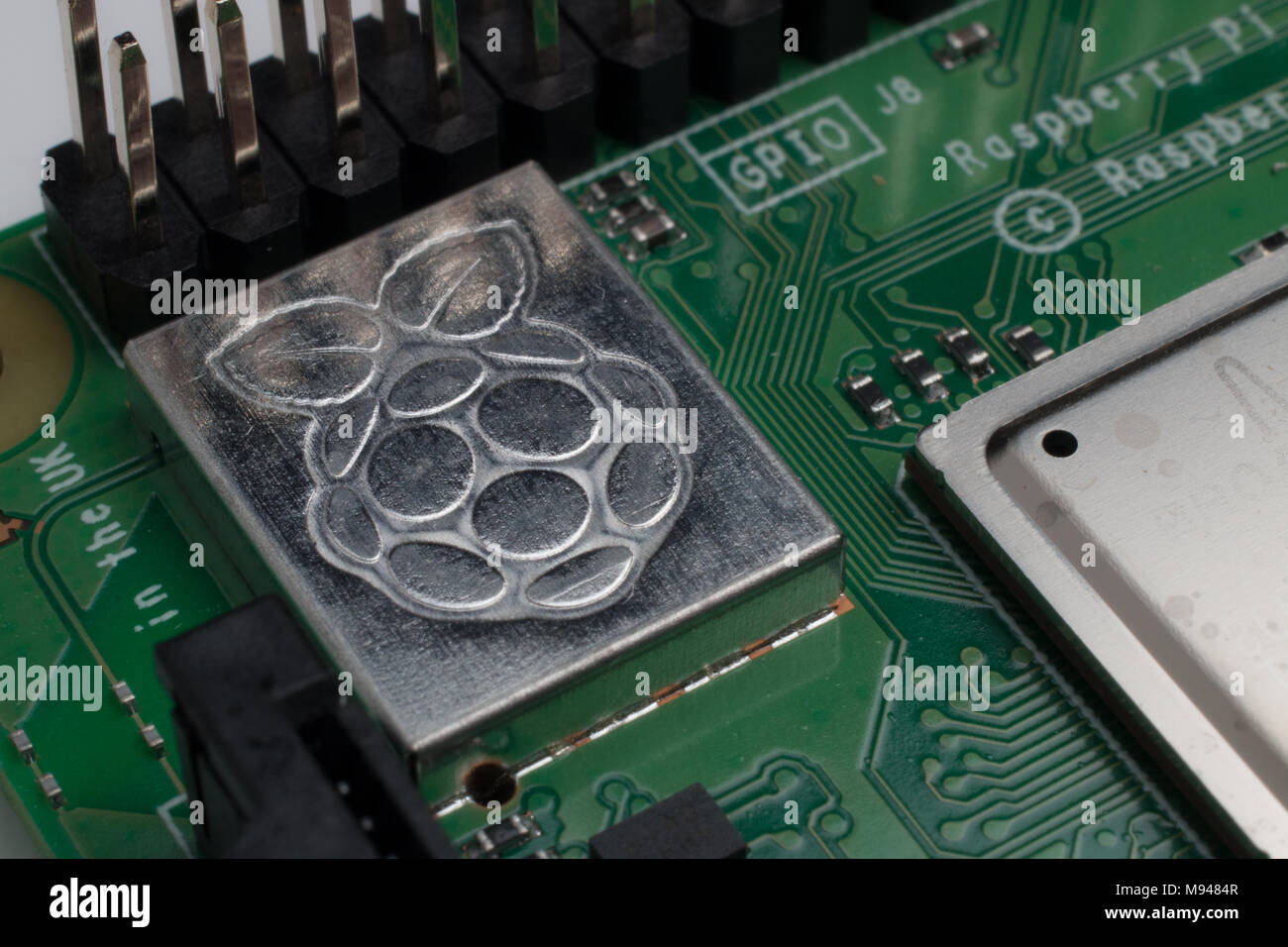 Nahaufnahme der Raspberry Pi-Logo an den Speichen eines Pi-3 B+ Stockfoto