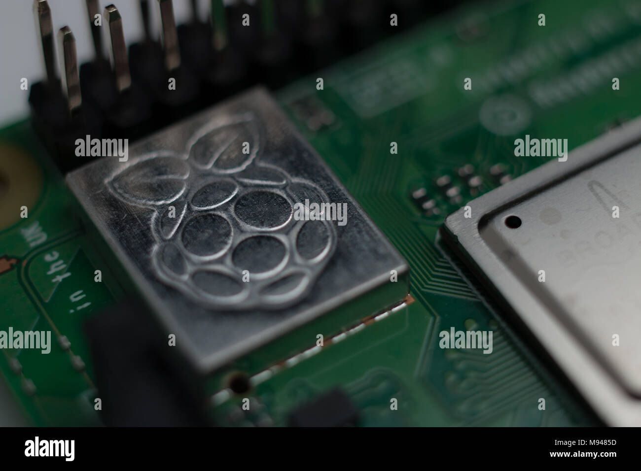 Nahaufnahme der Raspberry Pi-Logo an den Speichen eines Pi-3 B+ Stockfoto
