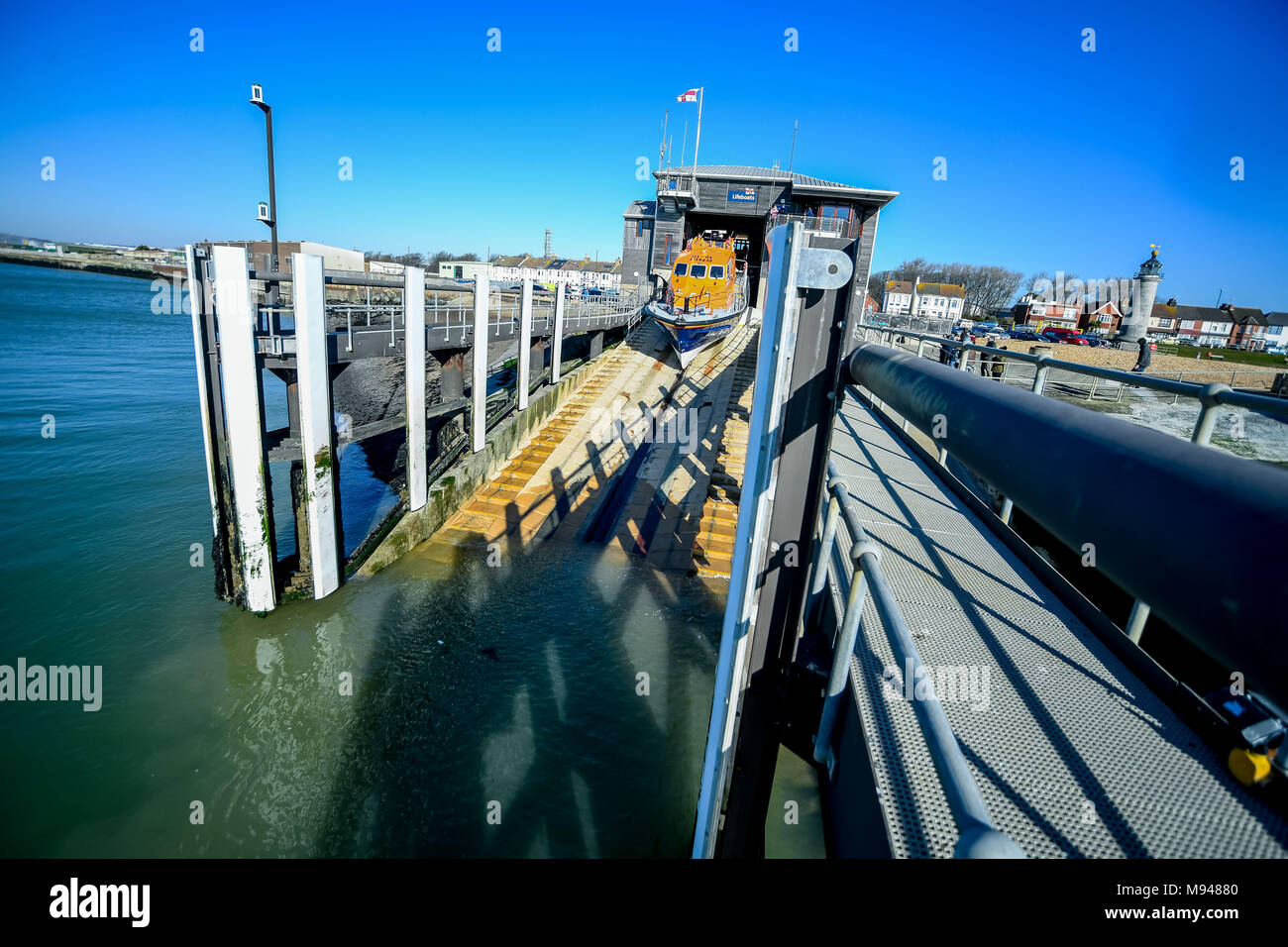 RNLI Rettung Schiff stösst in das Meer von ihrer Basis in Shoreham von Meer, Sussex, UK. Stockfoto