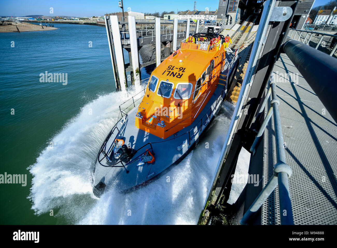 RNLI Rettung Schiff stösst in das Meer von ihrer Basis in Shoreham von Meer, Sussex, UK. Stockfoto