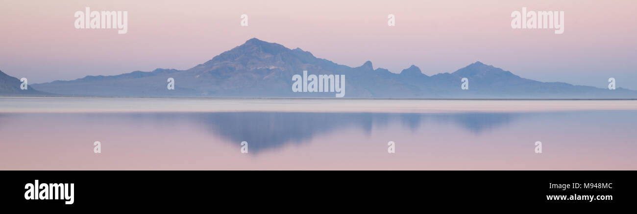 Twilight Mirage auf dem Salzsee in der Nähe von West Wendover Nevada an der Grenze zu Utah Stockfoto