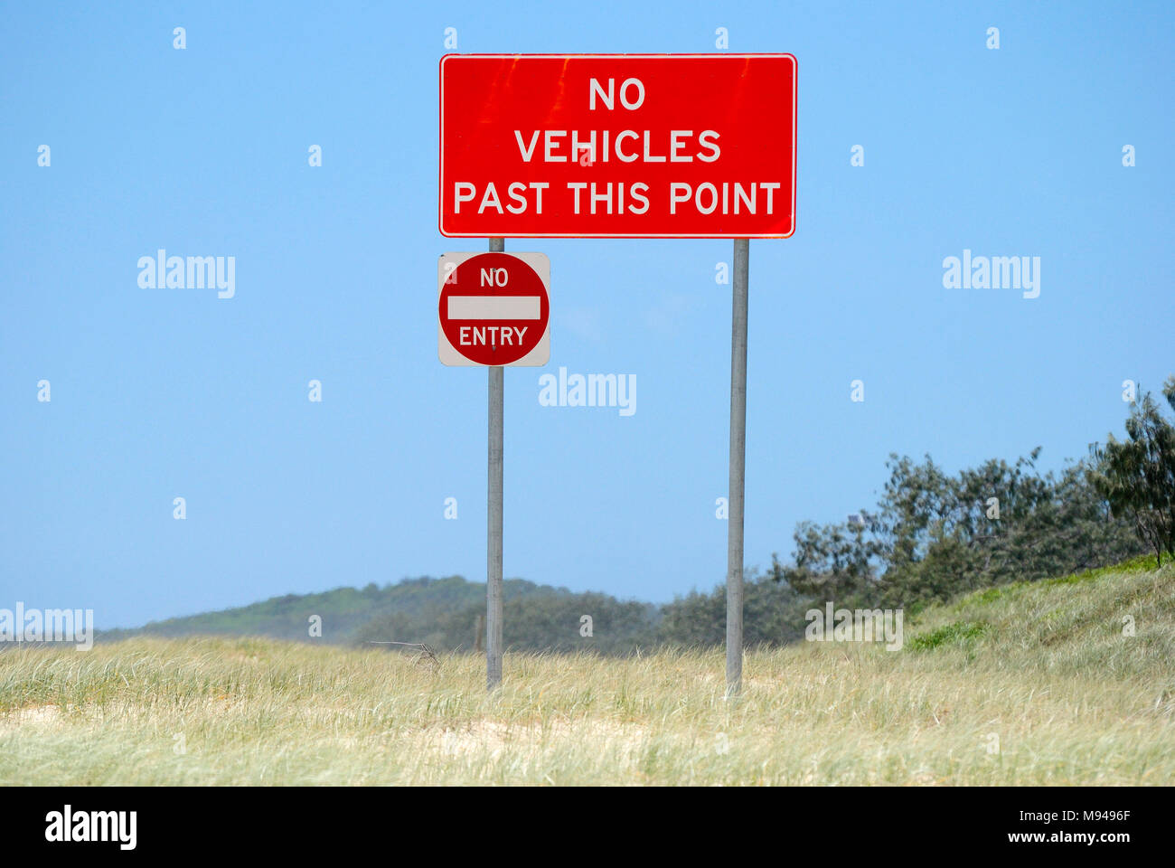 Schild „No Vehicles Past This Point“ im Great Sandy National Park, Queensland, Australien. Stockfoto