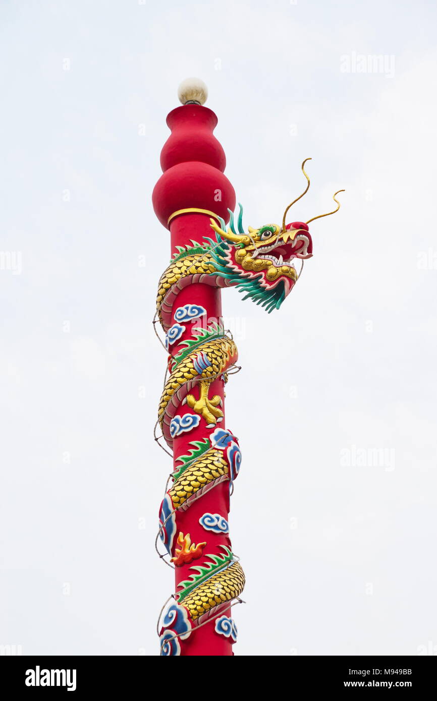 Golden Dragon Statue auf der Pole in der chinesische Tempel in Thailand. Stockfoto