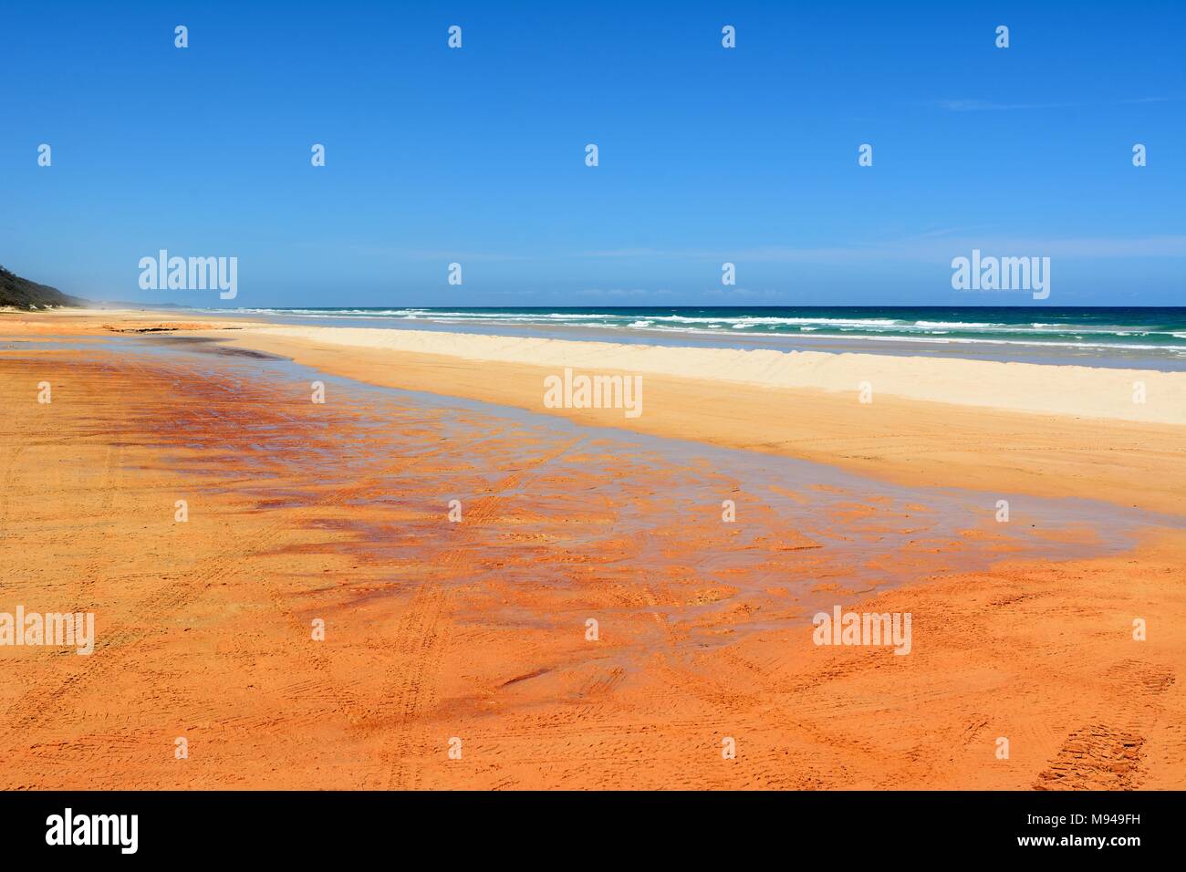 40-Mile Beach in der Great Sandy National Park in Queensland, Australien, mit Reifenspuren. Stockfoto
