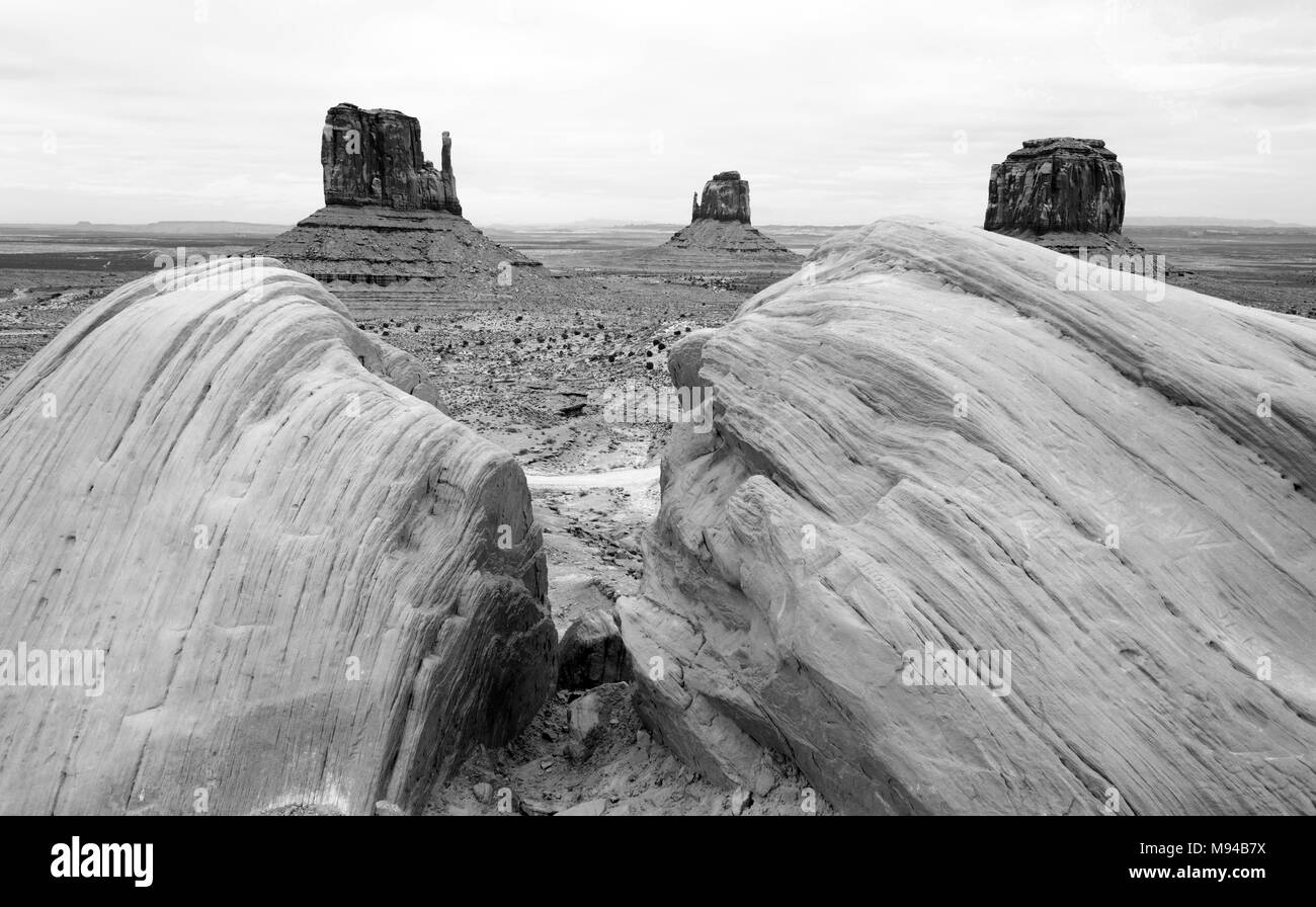 Große Felsbrocken durch die Buttes und Bürste von Monument Valley der Südlichen Wüste führenden Stockfoto