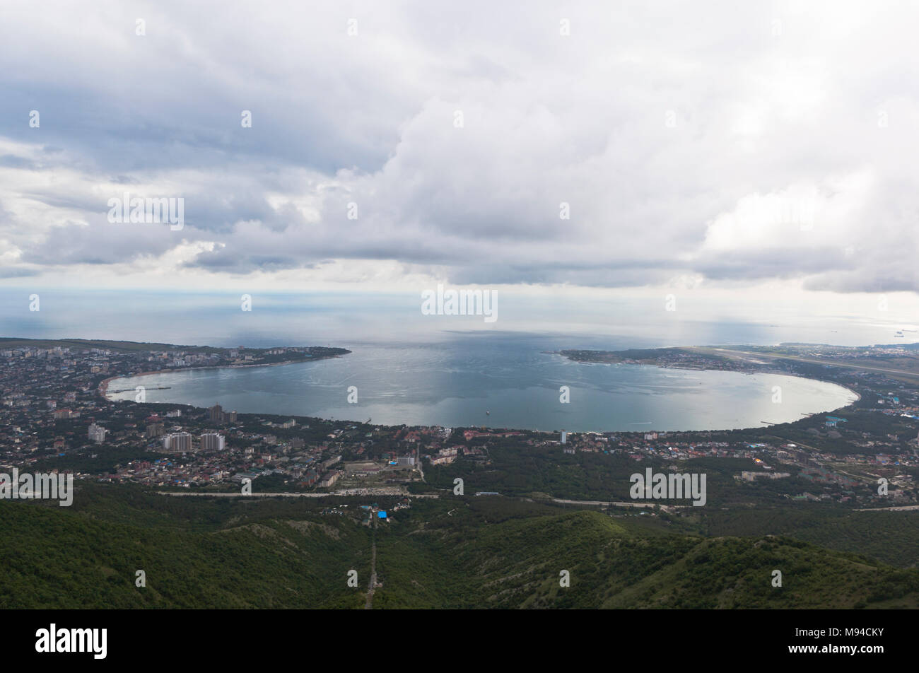 Blick vom Mount Markoth auf gelendschik Stadt bewölkten Sommertag, die Region Krasnodar, Russland Stockfoto