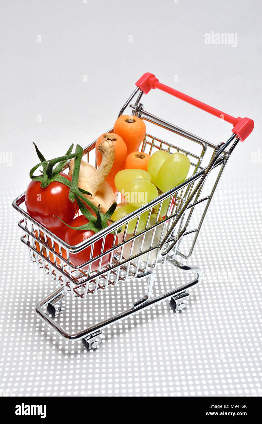 Obst und Gemüse im Einkaufswagen Stockfoto