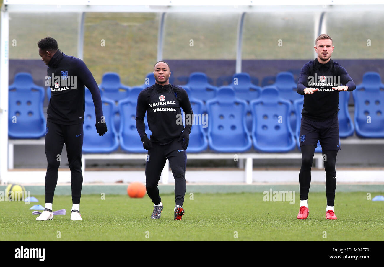 England's Raheem Sterling und Jordanien Henderson während einer Trainingseinheit im St Georges' Park, Burton. Stockfoto