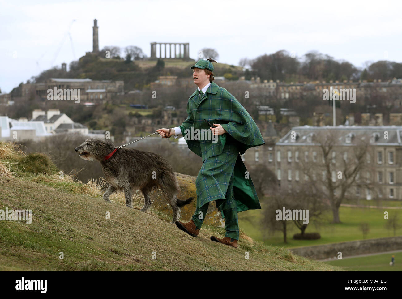 Harry Chamberlain mit Lyra Die bloodhound bei der Eröffnungsveranstaltung in Edinburgh der Sherlock Holmes tartan, die durch die tolle Schritt Enkelin des Autors Sir Arthur Conan Doyle, der die fiktive Detektiv entworfen wurde. Stockfoto