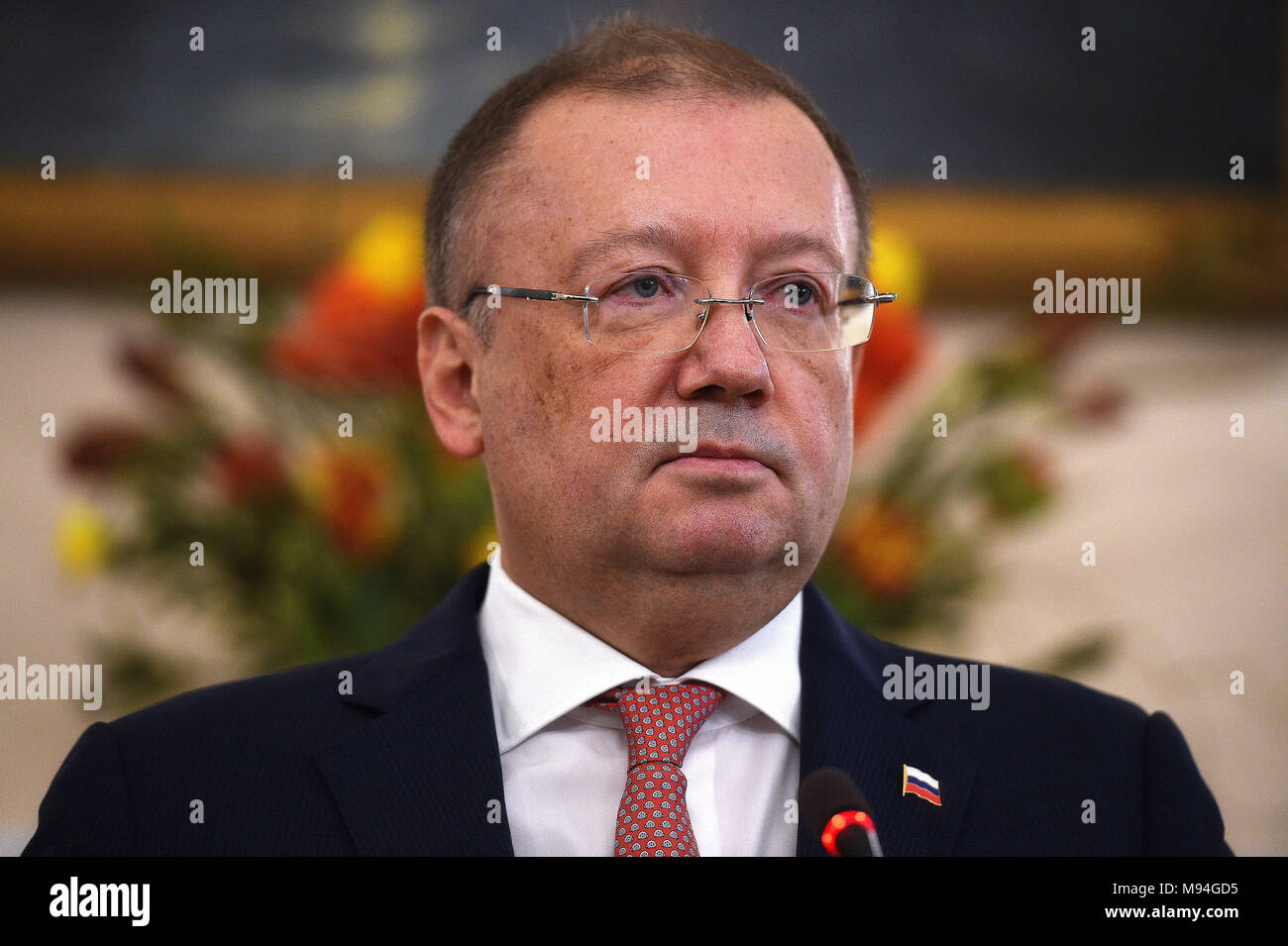 Der russische Botschafter Alexander Wladimirowitsch Yakovenko sprach auf einer Pressekonferenz in der Botschaft seines Landes in London im Gefolge der Salisbury Nerv agent Angriff auf russische Double Agent Sergej Skripal und seine Tochter Julia. Stockfoto Der russische Botschafter Alexander Wladimirowitsch Yakovenko sprach auf einer Pressekonferenz in der Botschaft seines Landes in London im Gefolge der Salisbury Nerv agent Angriff auf russische Double Agent Sergej Skripal und seine Tochter Julia. Stockfoto