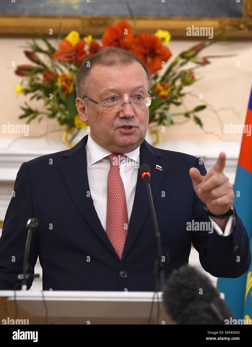 Der russische Botschafter Alexander Wladimirowitsch Yakovenko sprach auf einer Pressekonferenz in der Botschaft seines Landes in London im Gefolge der Salisbury Nerv agent Angriff auf russische Double Agent Sergej Skripal und seine Tochter Julia. Stockfoto Der russische Botschafter Alexander Wladimirowitsch Yakovenko sprach auf einer Pressekonferenz in der Botschaft seines Landes in London im Gefolge der Salisbury Nerv agent Angriff auf russische Double Agent Sergej Skripal und seine Tochter Julia. Stockfoto