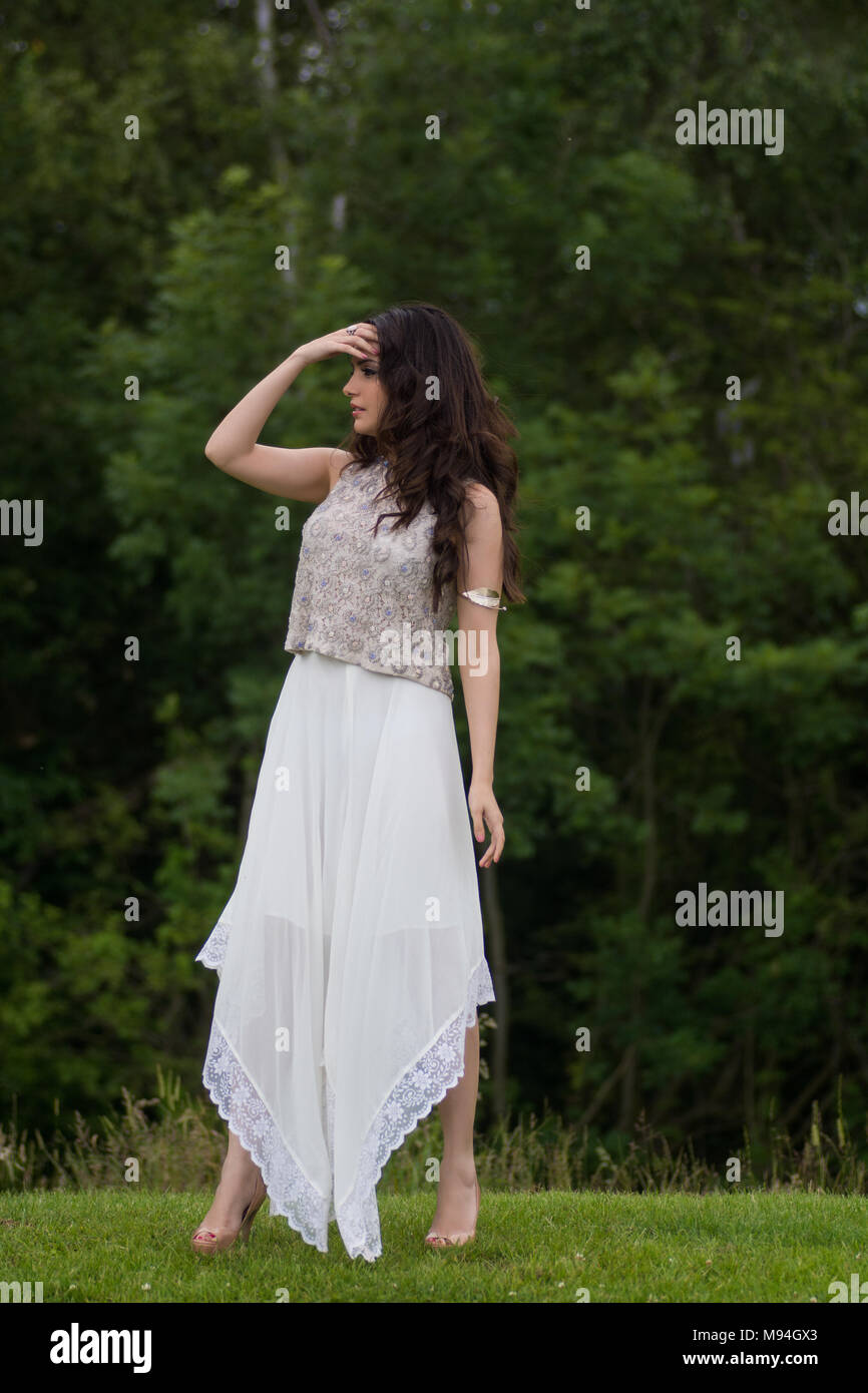 Die volle Länge einer asiatischen Frau Weg suchen im Freien Stockfoto