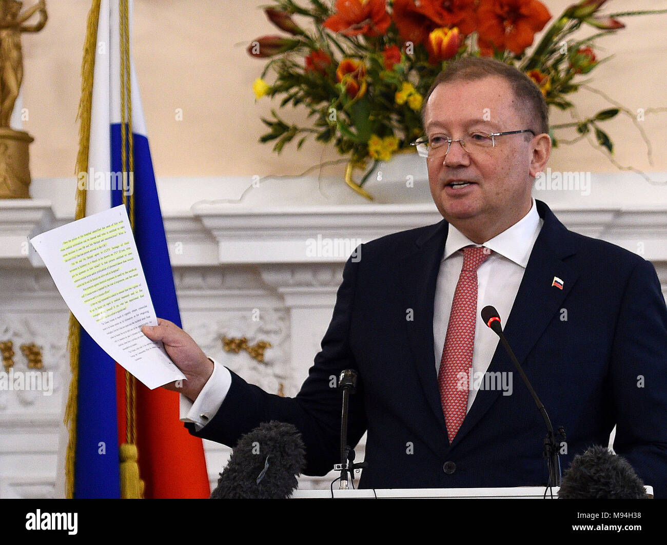 Der russische Botschafter Alexander Wladimirowitsch Yakovenko sprach auf einer Pressekonferenz in der Botschaft seines Landes in London im Gefolge der Salisbury Nerv agent Angriff auf russische Double Agent Sergej Skripal und seine Tochter Julia. Stockfoto Der russische Botschafter Alexander Wladimirowitsch Yakovenko sprach auf einer Pressekonferenz in der Botschaft seines Landes in London im Gefolge der Salisbury Nerv agent Angriff auf russische Double Agent Sergej Skripal und seine Tochter Julia. Stockfoto