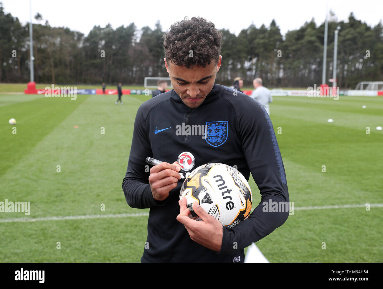 England's Dominic Calvert-Lewin Zeichen ein Fußball während einer Trainingseinheit im St Georges' Park, Burton. Stockfoto