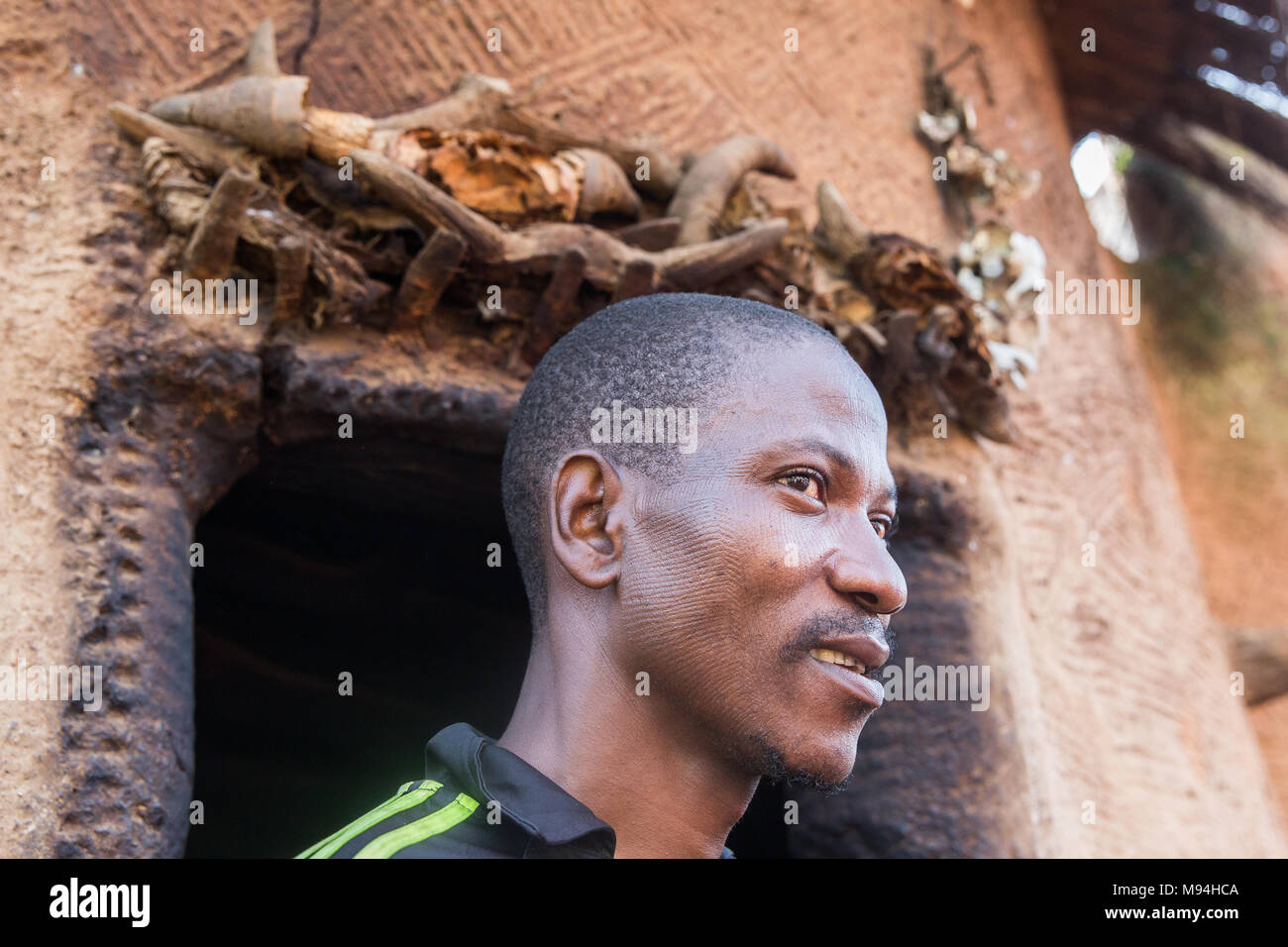 Die Somba Menschen, die von der nordwestlichen und nördlichen Benin, Togo, sind für Ihren Körper Narben Rituale bekannt, ab ca. 2 Jahre. Diese Narben sind eine Form der dauerhaften Kennzeichnung, die eine Person als Zugehörigkeit zu einem bestimmten Stamm identifizieren. Zusätzliche Markierungen sind in der Pubertät, die Ehe, die nach der Geburt eines Kindes und andere Ereignisse im Leben als eine Form der Kommunikation zwischen Menschen sichtbar aufgenommen. Kossokouangou, North Western Benin Stockfoto