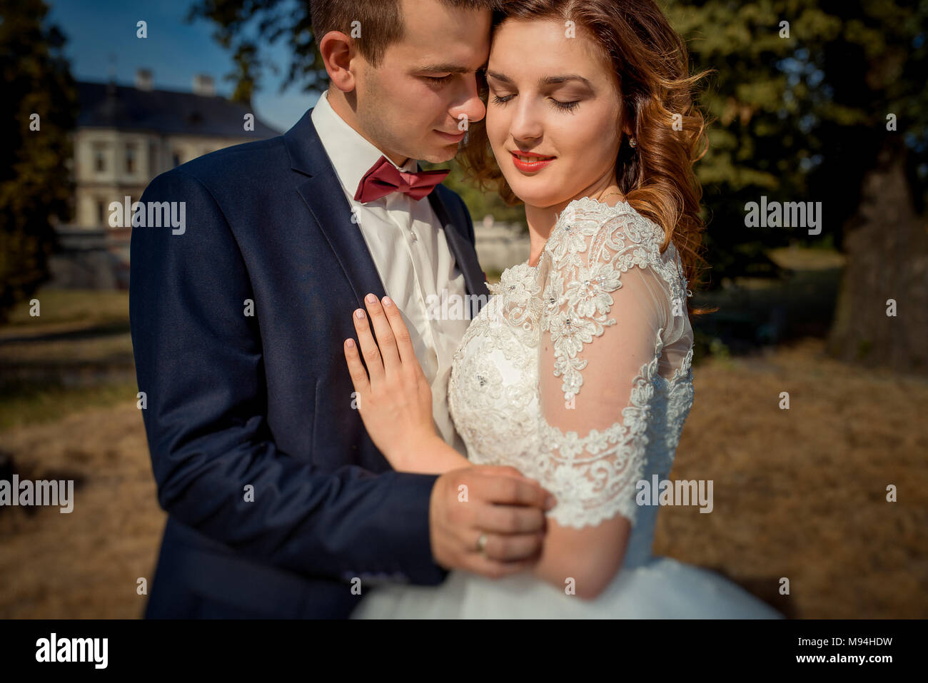 Stilvolle sensible Jungvermählten sind zärtlich umarmen. Die close-up Outdoor Portrait. Stockfoto