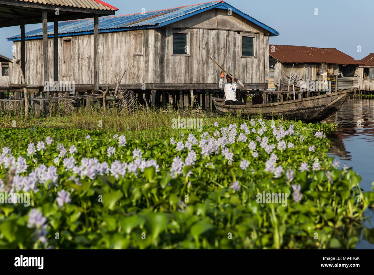 Eine lokale Paddles einer Piroge in Ganvie, Süden von Benin. Stockfoto