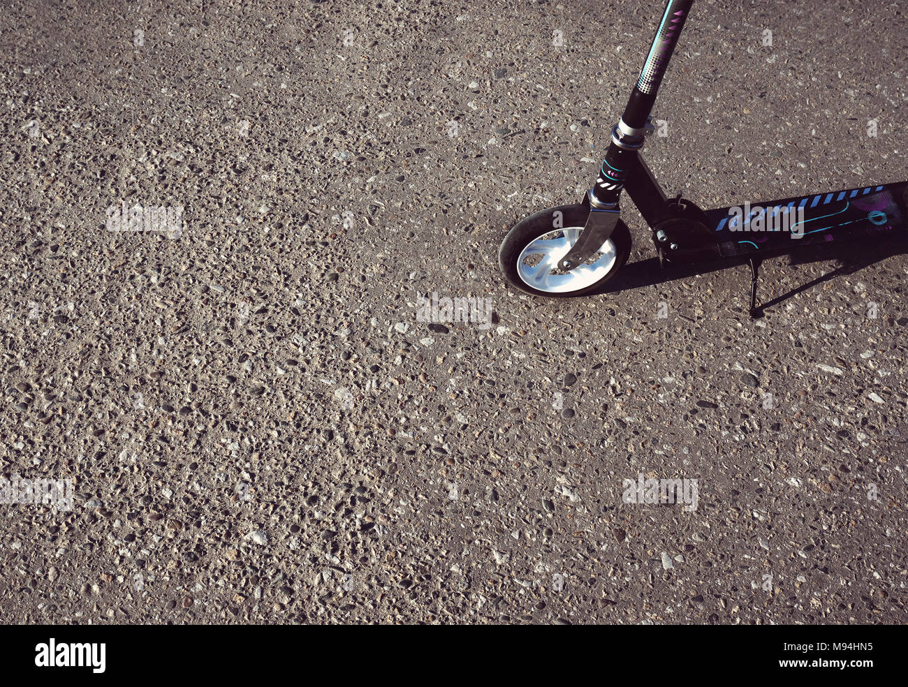 Roller auf dem grauen Asphalt mit Platz für Text Stockfoto