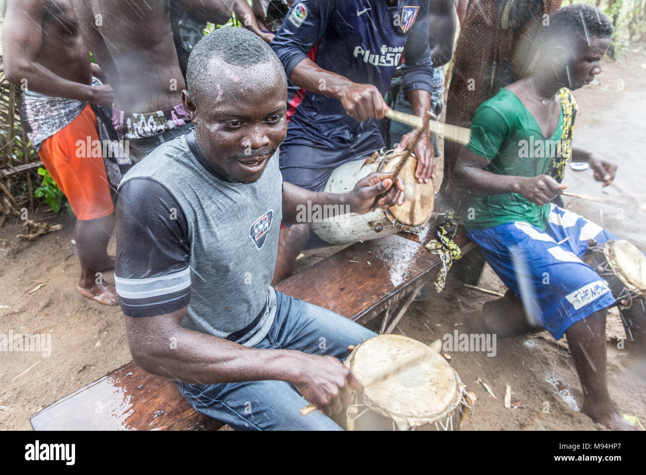 Die Bewohner eines kleinen Dorfes in der Nähe von Ouidah, Benin, im Süden an einem traditionellen voodoo Zeremonie nehmen. September 2017. Stockfoto