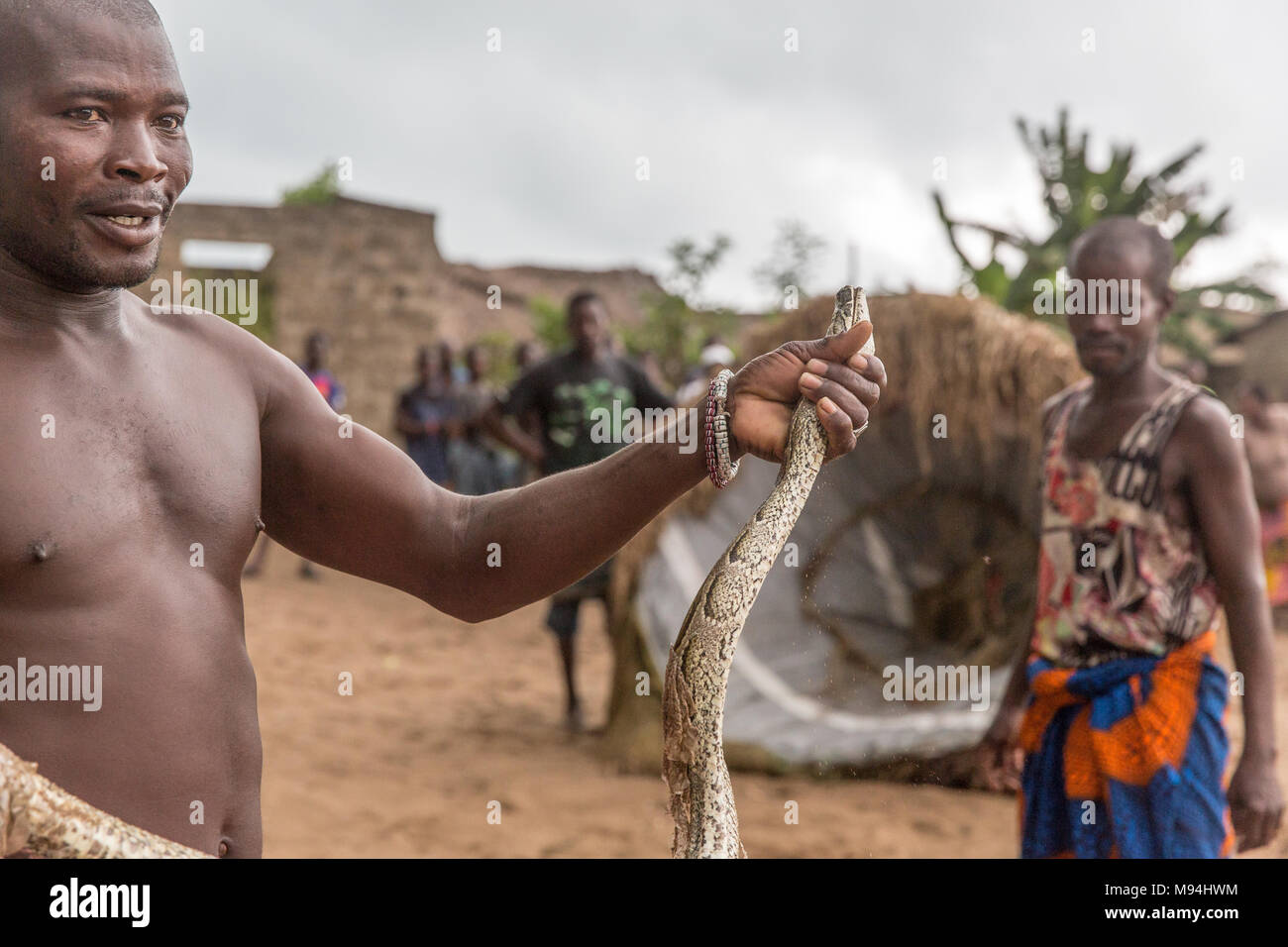 Die Bewohner eines kleinen Dorfes in der Nähe von Ouidah, Benin, im Süden an einem traditionellen voodoo Zeremonie nehmen. September 2017. Stockfoto