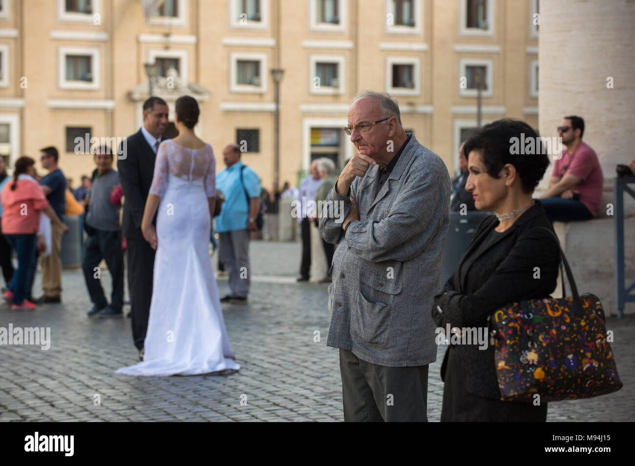 Vatikanstadt. Ein Ehepaar unter den Pilger an der Generalaudienz auf dem Petersplatz. Vatikan. Stockfoto