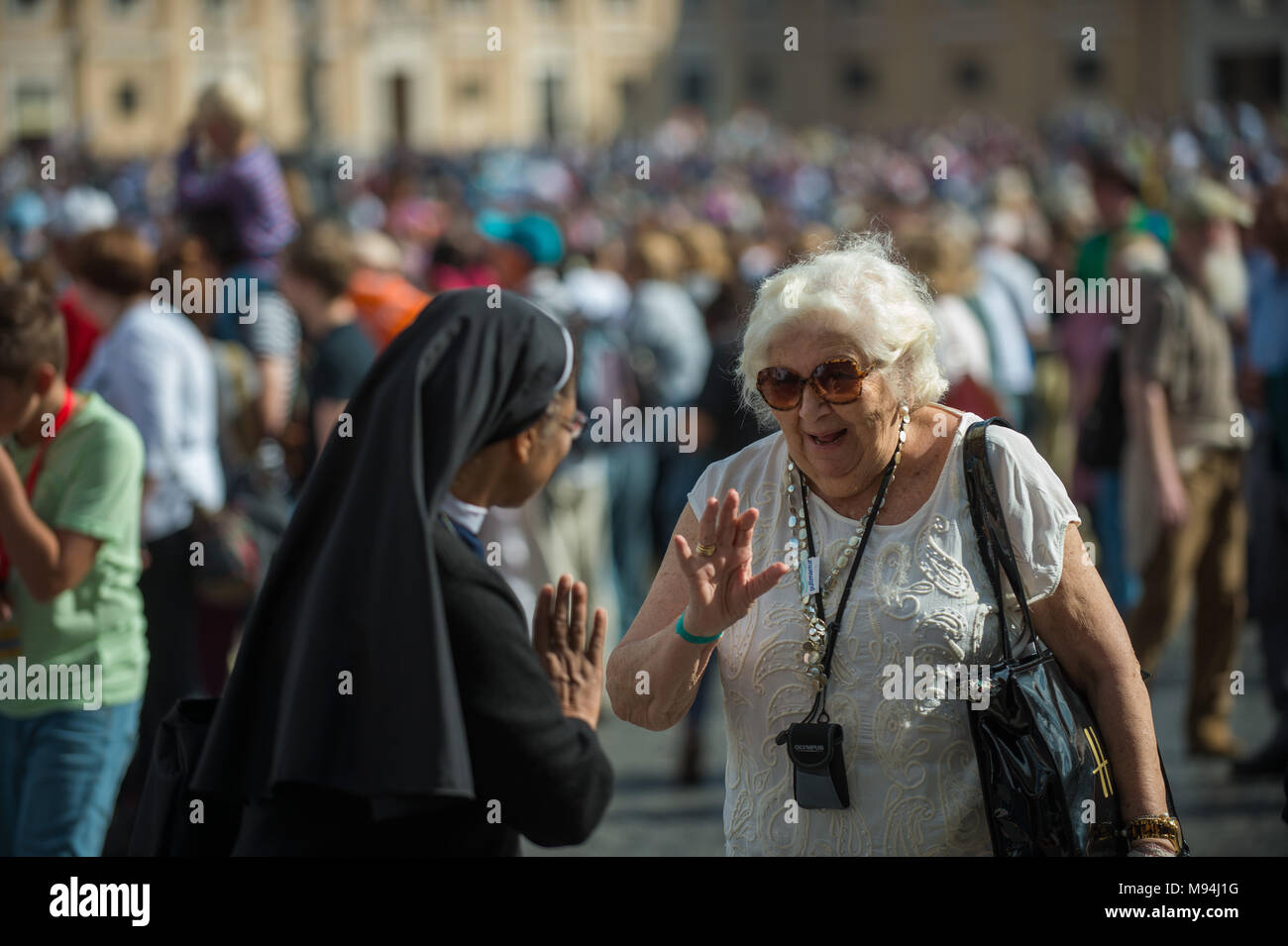 Vatikanstadt. Nonne unter Pilger an der Generalaudienz auf dem Petersplatz. Vatikan. Stockfoto