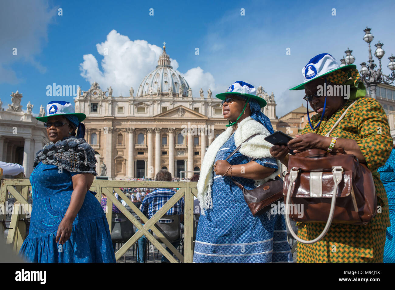 Vatikanstadt. Afrikanische Pilger an der Generalaudienz auf dem Petersplatz. Vatikan. Stockfoto