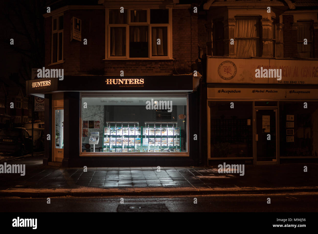 Ein Blick auf die Immobilienmakler auf Northfield Avenue in Ealing. Aus einer Reihe von Bildern die Straßen von Ealing Bei einem Kälteeinbruch in London. Foto Datum Stockfoto