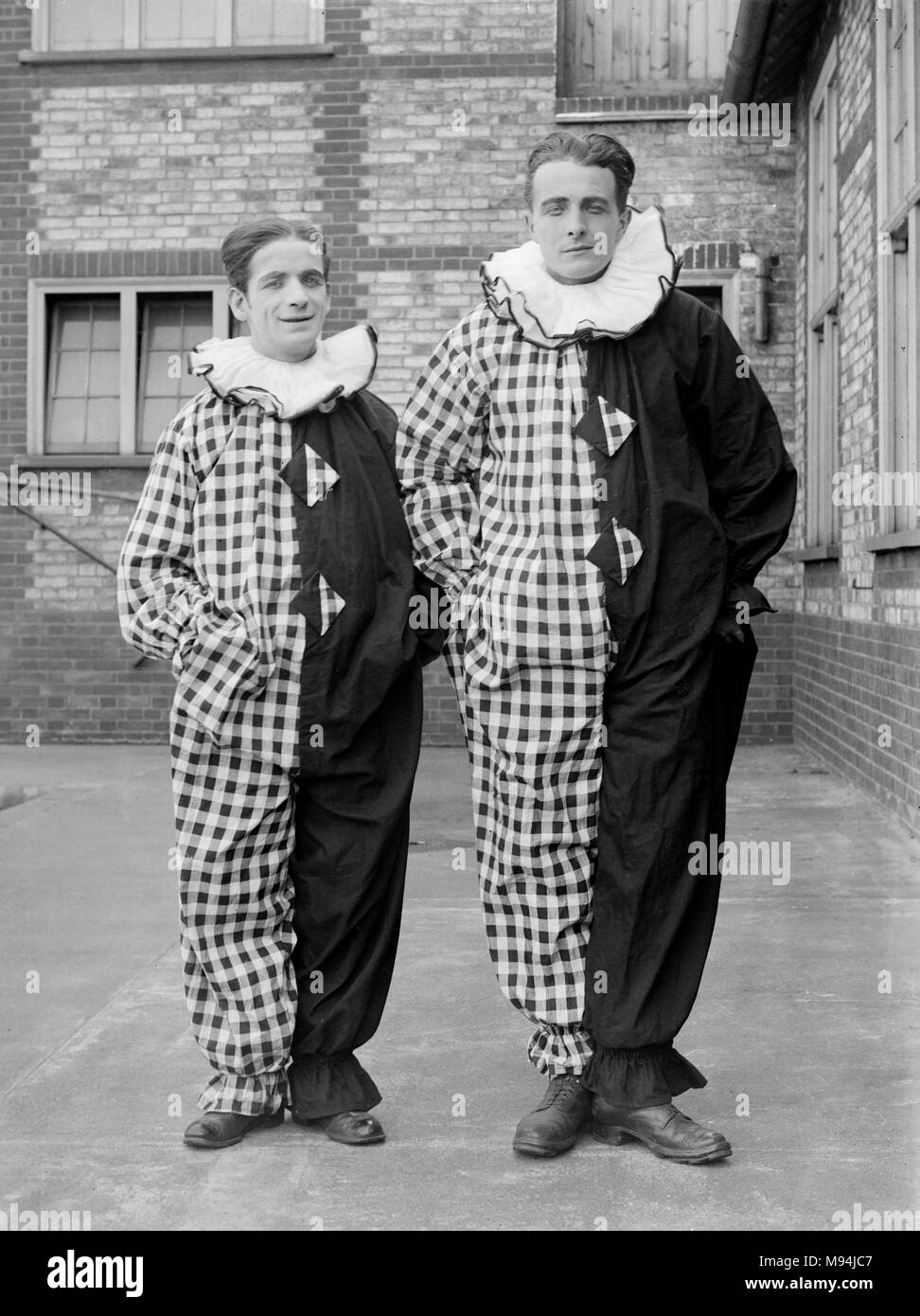 Zwei Clowns der Pierrot stil Pose in der UK, Ca. 1920. Stockfoto
