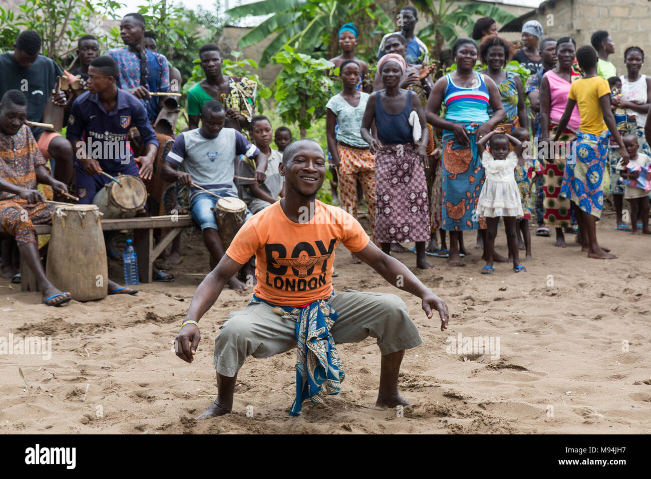 Die Bewohner eines kleinen Dorfes in der Nähe von Ouidah, Benin, im Süden an einem traditionellen voodoo Zeremonie nehmen. September 2017. Stockfoto