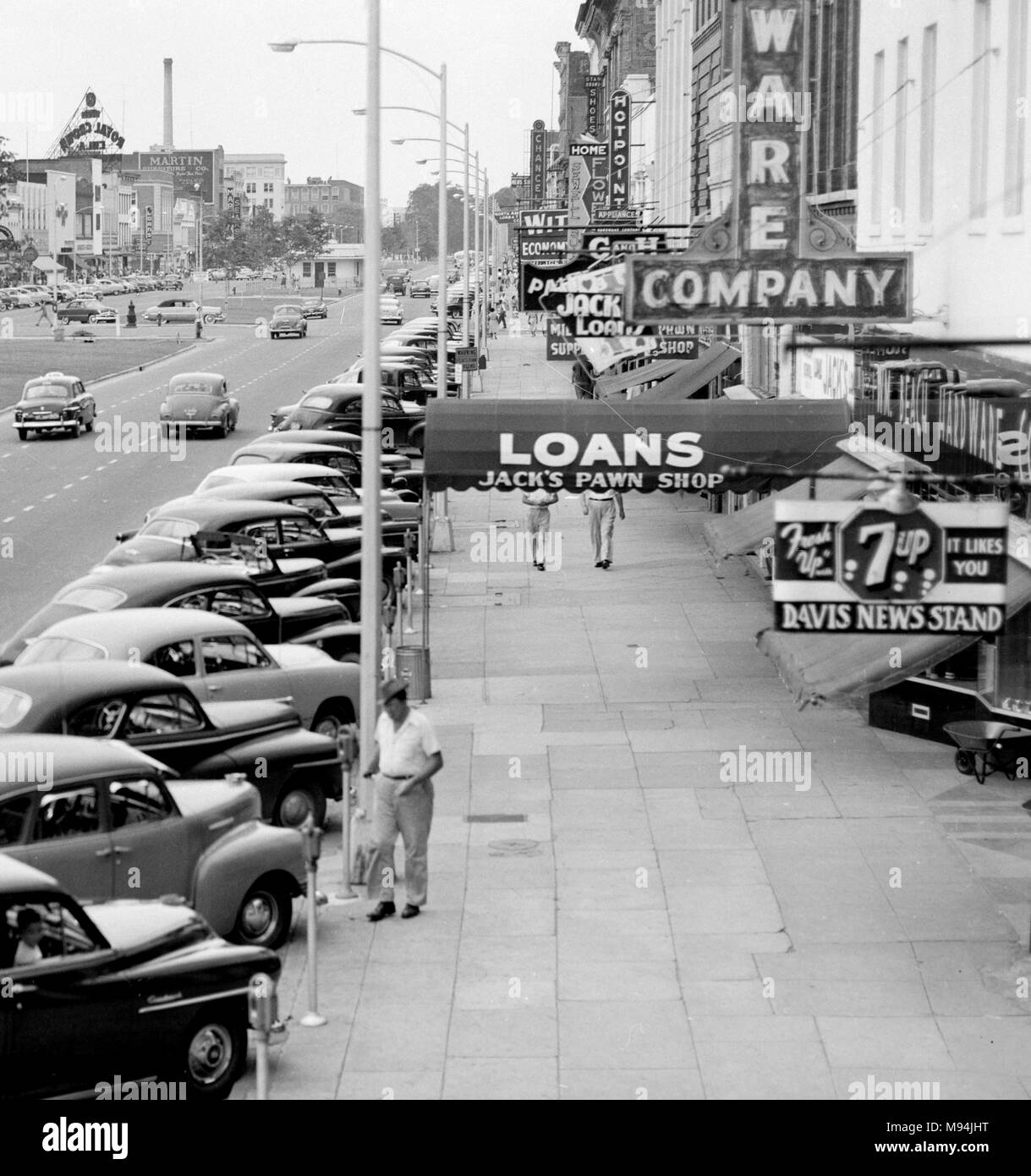 Hohe Betrachtungswinkel und einer amerikanischen Kleinstadt Straße und Bürgersteig in den 1940er Jahren. Stockfoto