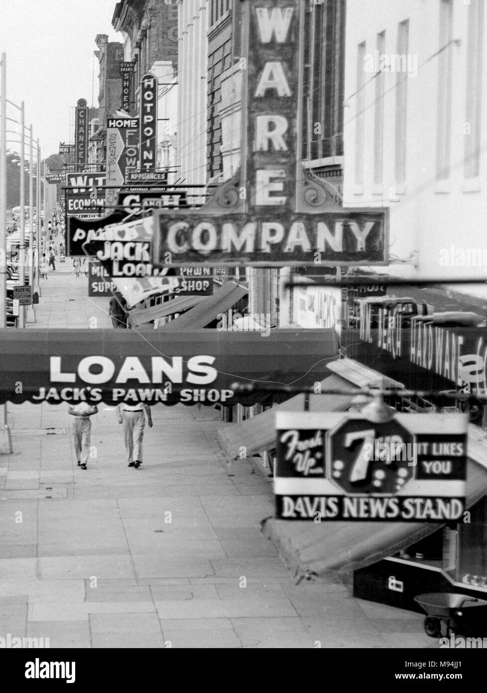 Hohe Betrachtungswinkel und einer amerikanischen Kleinstadt Straße und Bürgersteig in den 1940er Jahren. Stockfoto
