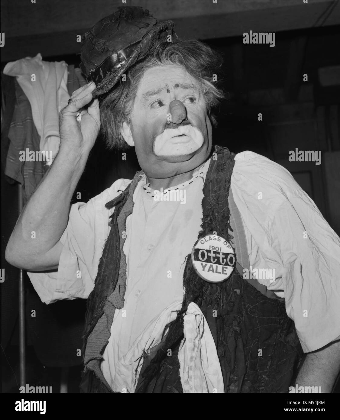 Otto Griebling vor einer Aufführung mit Ringling Bros. und Barnum & Bailey Circus in Georgien im Jahr 1962. Er und Emmet Kelly waren unter den beliebtesten Clowns in den Vereinigten Staaten im 20. Jahrhundert. Er war am Besten für einen Gag mit einem schrumpfenden Block aus Eis bekannt. Stockfoto