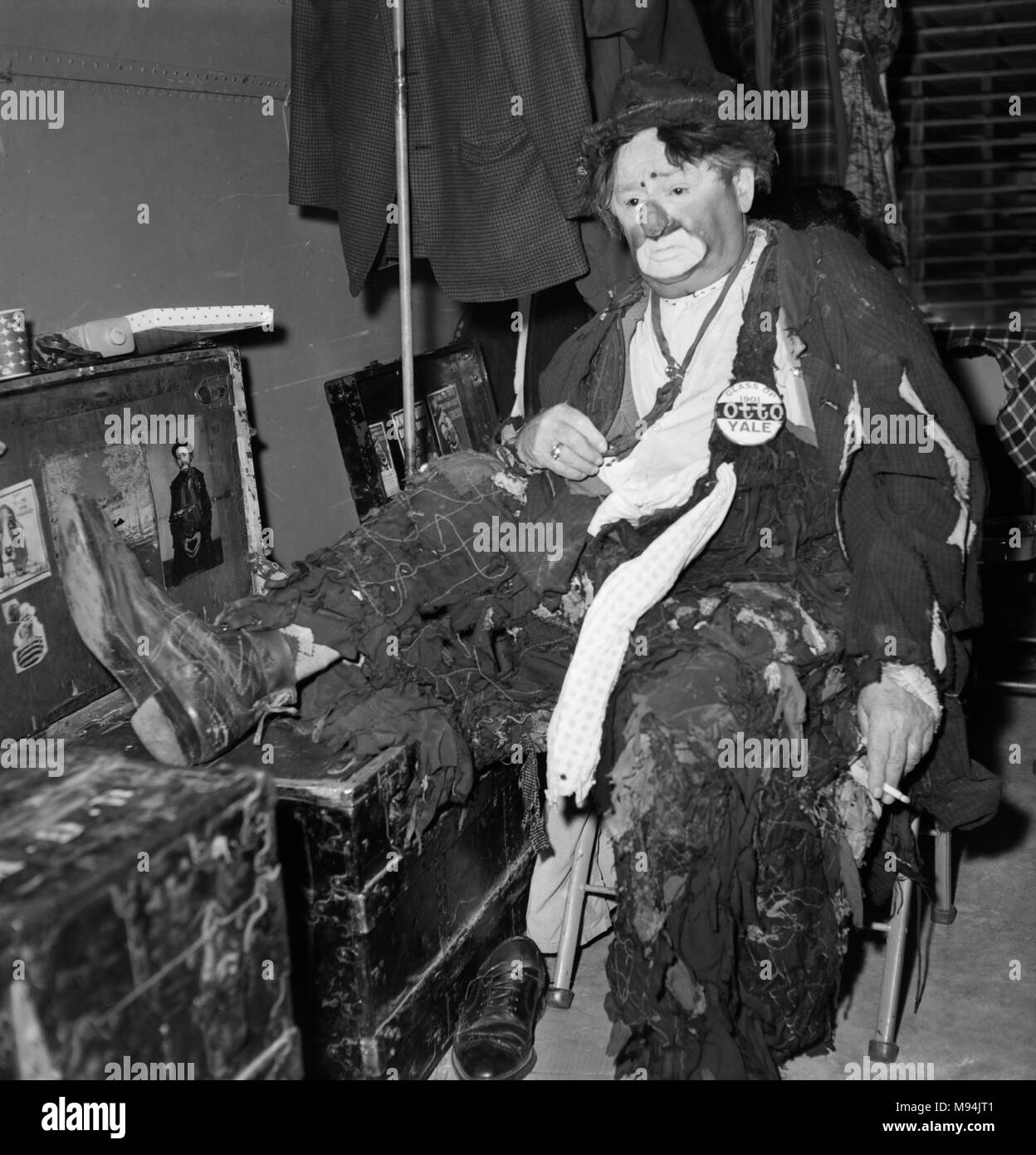 Berühmten clown Otto Griebling entspannt mit einer Zigarette, bevor eine Leistung mit Ringling Bros. und Barnum & Bailey Circus in Georgien im Jahr 1962. Er und Emmet Kelly waren unter den beliebtesten Clowns in den Vereinigten Staaten im 20. Jahrhundert. Er war am Besten für einen Gag mit einem schrumpfenden Block aus Eis bekannt. Stockfoto