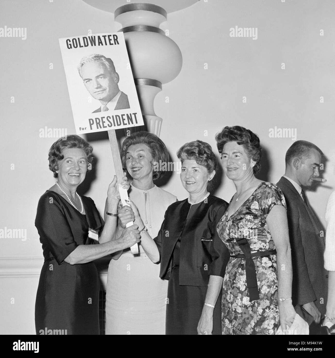 Frauen für den US-Präsidentschaftskandidaten Barry Goldwater ihre Begeisterung bei einer Veranstaltung in Kalifornien im Jahr 1964 zeigen. Stockfoto