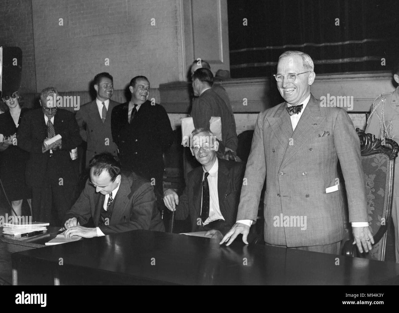 Präsident Harry S. Truman ist alles Lächeln bei einem Besuch in Kansas City kurz nach der Eidesleistung von Office 1945. Stockfoto Präsident Harry S. Truman ist alles Lächeln bei einem Besuch in Kansas City kurz nach der Eidesleistung von Office 1945. Stockfoto