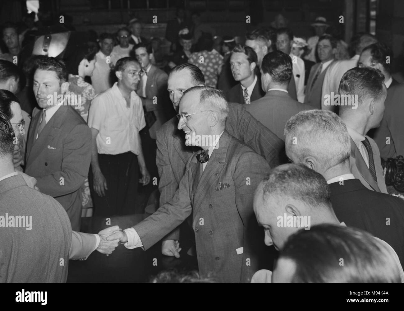 Präsident Harry S. Truman schüttelt Hände während eines Besuchs in Kansas City kurz nach der Eidesleistung von Office 1945. Stockfoto