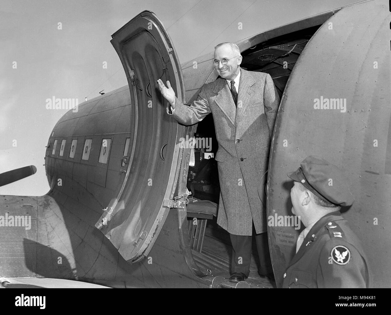 Harry S. Truman kommt in Kansas City, Missouri, kurz nachdem Sie in als Präsident der Vereinigten Staaten im Jahr 1945 vereidigt. Stockfoto