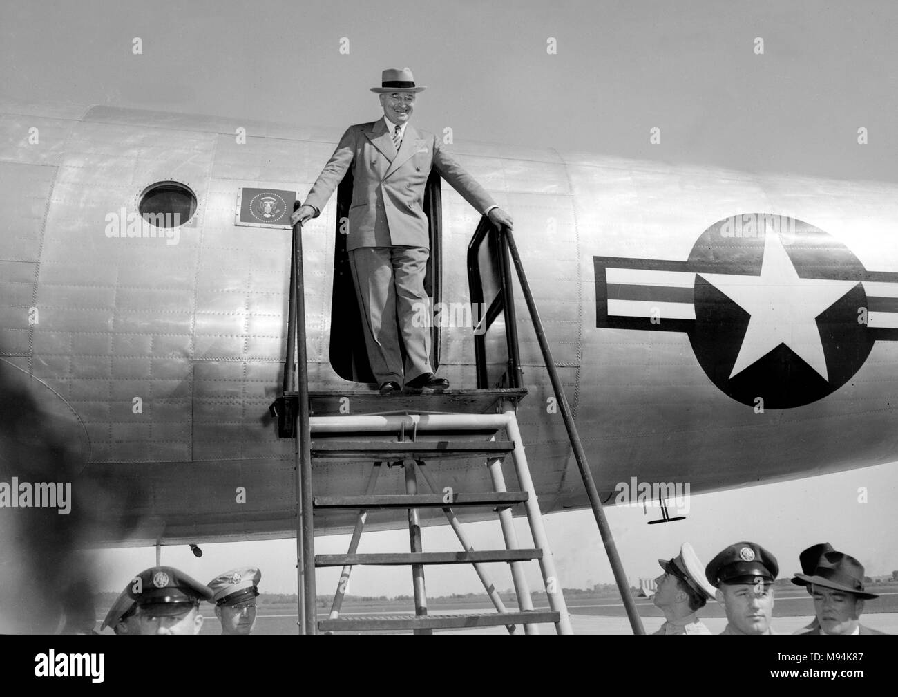 Präsident Harry S. Truman kommt in Kansas City, Missouri an Bord seiner Air Force Flugzeuge im Jahr 1949. Stockfoto