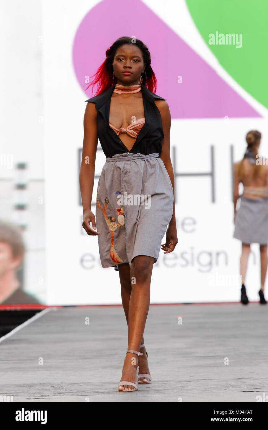 Montreal, Kanada. Ein Modell Spaziergänge auf der Landebahn in der Boutique Ethik fashion show während der Mode und Design Festival statt. Stockfoto